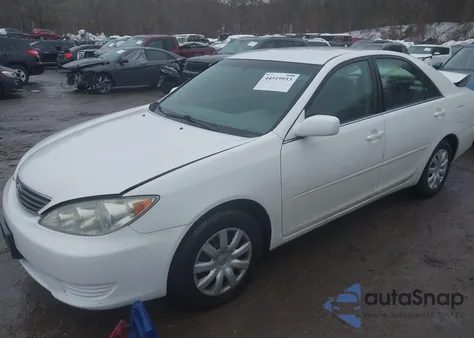 2005 Toyota Camry Le z USA, uszkodzony, nr VIN 4T1BE32K85U011513
